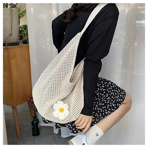 Gros plan du sac fourre-tout tissé avec fleur de marguerite 3D et maille ajourée