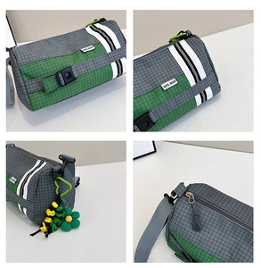Détails du sac polochon en nylon à carreaux montrant la fermeture et le pendentif fleur