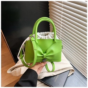 Détail du sac seau vert à nœud avec pochette intérieure et bandoulière réglable