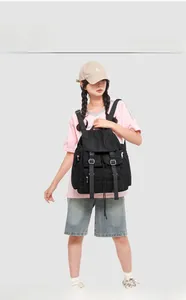 Détail d'un sac à dos décontracté en nylon noir avec fermeture à cordon et poches