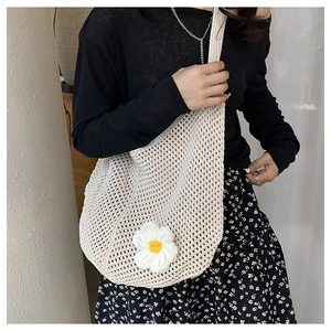 Détail du sac cabas crème tissé à la main avec décorations de marguerites en 3D