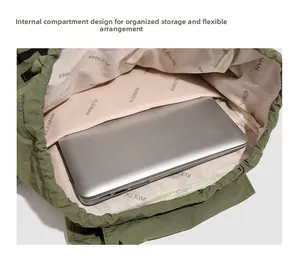 Détail d'un sac à dos en nylon vert militaire montrant le compartiment rembourré pour ordinateur