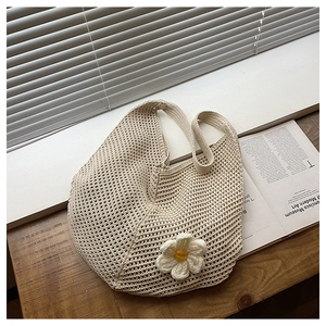 Détail du sac cabas en crochet crème fait main avec fleur 3D pour les vacances à la plage