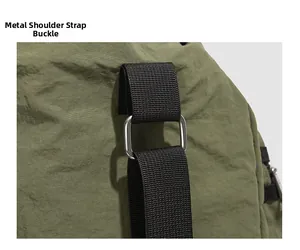 Détail du tissu en nylon froissé vert olive avec boucle de sangle en métal robuste