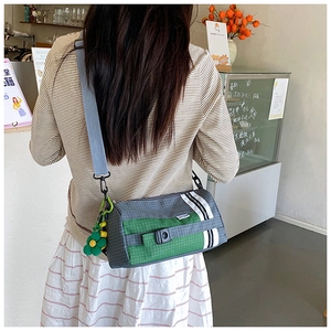 Sac bandoulière cylindrique en nylon à carreaux avec large sangle et pendentif floral
