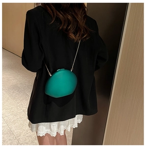 Chic sac à bandoulière en acrylique vert émeraude avec finition mate et chaîne