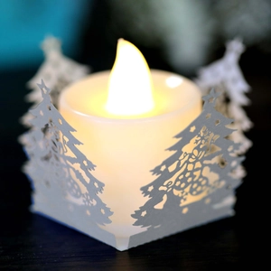 Bougie LED avec abat-jour en papier découpé au laser motif sapin de Noël scintillant