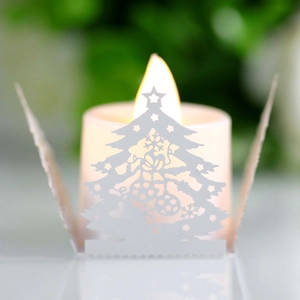 Détail de la lueur LED à travers l'abat-jour en papier découpé au laser sapin