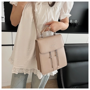 Détail du sac à bandoulière en cuir beige avec double zip et inscription Fashion & Bag