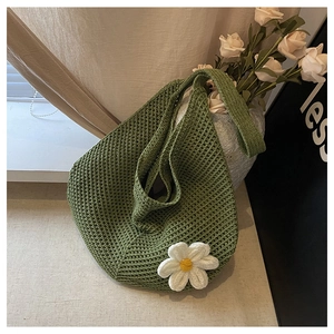 Détail du sac cabas au crochet vert avec marguerite blanche pour un style de plage d'été