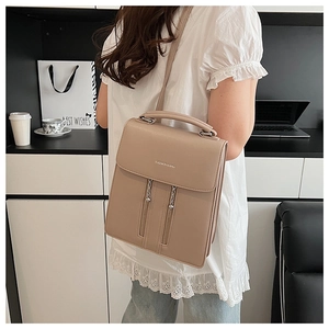 Sac à dos en cuir PU beige porté par un mannequin pour un style mode et urbain