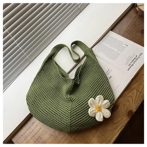 Vue détaillée du sac fourre-tout en crochet vert avec motif floral de marguerite en 3D