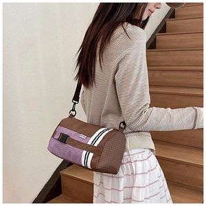 Détail du sac seau à carreaux marron et lilas avec une bandoulière réglable pratique