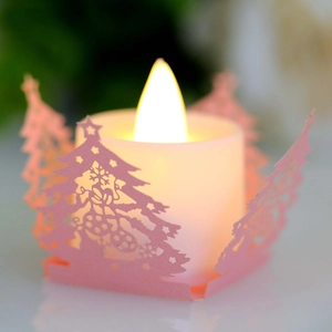 Détail du photophore rose découpé au laser avec sapin de Noël et bougie LED allumée