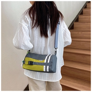 Détail du sac polochon en nylon avec boucle et bandoulière large réglable
