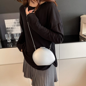 Sac bandoulière en acrylique argenté en forme de galet avec fine chaîne sur mannequin