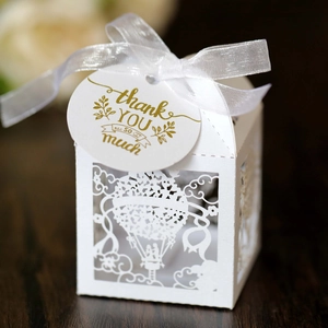 Weiße ausgehöhlte Heißluftballon-Süßigkeitenbox mit Schleife und Thank You Anhänger