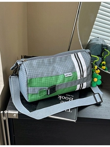 Sac Bandoulière Femme en Nylon à Carreaux Grande Capacité Été Nouveau Sport Navettage Sac Polochon Contraste Couleur Grille