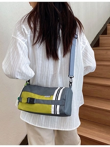 Sac bandoulière cylindrique en nylon quadrillé contrasté jaune fluo et gris style sport