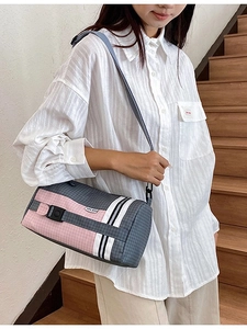 Sac bandoulière en nylon à carreaux rose et gris pour le sport et les trajets quotidiens