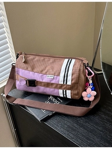 Sac cylindre en nylon à carreaux avec bandoulière large et pendentif fleur rose