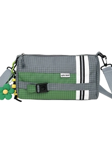 Sac bandoulière cylindrique en nylon à carreaux gris et vert avec marguerite