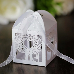 Λεπτομέρεια από λευκό κουτί γάμου laser-cut με σχέδιο καρδιάς και μεταξωτή κορδέλα
