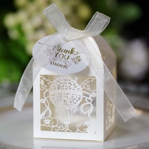 Detaillierte lasergeschnittene Hochzeit-Geschenkbox mit Heißluftballon und Schleife