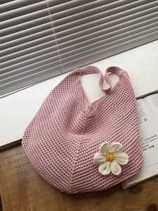 Sac hobo rose en maille avec marguerite blanche en 3D pour les vacances d'été à la plage