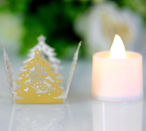 Détail macro d'abat-jour sapin de Noël rouge découpé au laser avec motifs flocons