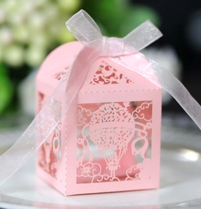 Dettaglio scatola regalo rosa intagliata al laser con mongolfiera e nastro organza