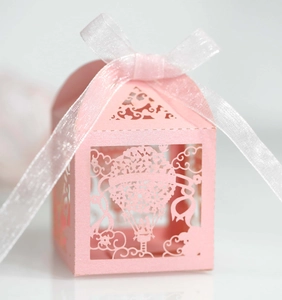 Scatola regalo rosa tagliata al laser con fiocco in chiffon bianco per matrimoni e feste