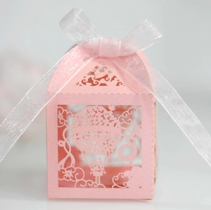 Scatola di caramelle rosa tagliata al laser a forma di mongolfiera con nastro bianco
