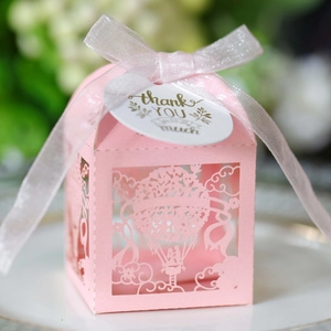 Detail der rosa lasergeschnittenen Heißluftballon-Süßigkeitenbox mit Schleife
