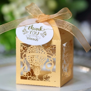Detailliertes Heißluftballon-Design auf goldener Geschenkbox mit Schleife und Dankeskärtchen