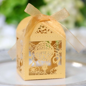 Scatola di caramelle tagliata al laser con mongolfiera e nastro di organza elegante