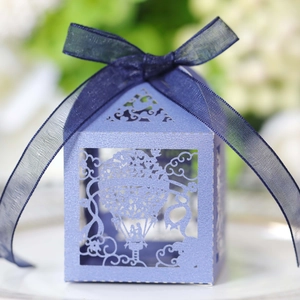 Dettaglio macro della scatola per dolci mongolfiera tagliata al laser con nastro blu