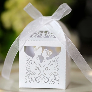 Makroaufnahme einer weißen lasergeschnittenen Hochzeitsbox mit Braut- und Bräutigam-Silhouette
