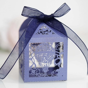 Dettaglio scatola regalo lavanda con mongolfiera traforata e nastro blu