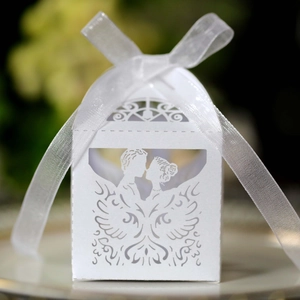 Detail der lasergeschnittenen weißen Hochzeit-Bonbonschachtel mit Silhouette und Schleife