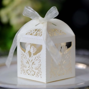 Detail der lasergeschnittenen Hochzeitsbox mit Paar-Silhouette und weißem Organzaband