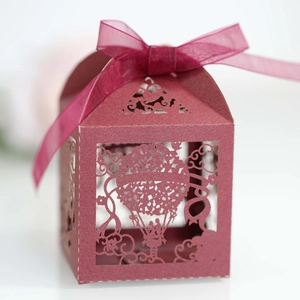 Dettaglio scatola porta confetti a mongolfiera tagliata al laser color bordeaux glitterato