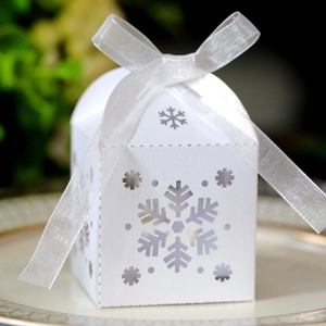 Detalle macro de caja de caramelos de copos de nieve cortada con láser y cinta blanca
