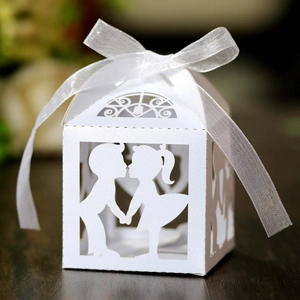 Boîte de dragées de mariage découpée au laser avec silhouette de couple et ruban blanc élégant