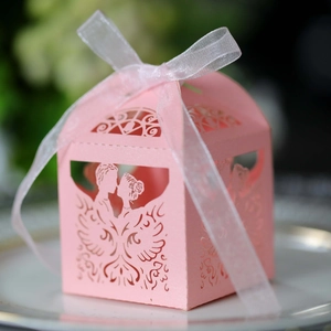 Makro-Detail der lasergeschnittenen rosa Hochzeitsbox mit Brautpaar-Silhouetten