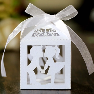 Détail boîte à bonbons de mariage découpée au laser avec silhouette de baiser blanc