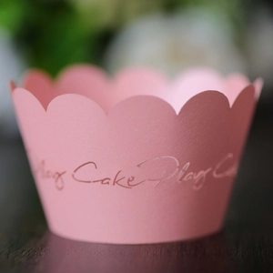 Detalle de envoltorio rosa para pasteles cortado con láser y diseño May Cake Play