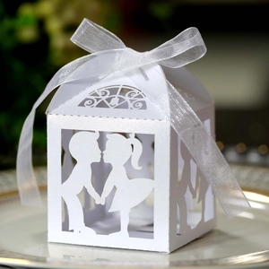 Vue macro d'une boîte à bonbons de mariage découpée au laser avec ruban élégant