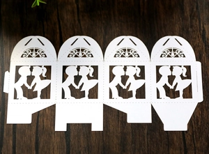 Détail de boîtes de mariage découpées au laser avec silhouettes de baisers garçon et fille
