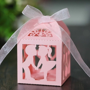 Boîtes à Bonbons Évidées en Papier Nacré Emballage Cadeau Mariage Fête Saint Valentin Romantique Silhouette Enfant Avec Nœud